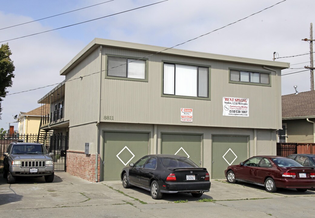 8811 A St in Oakland, CA - Building Photo