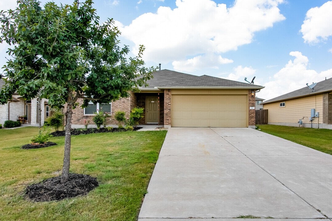 114 Hawkins Ct in Hutto, TX - Building Photo
