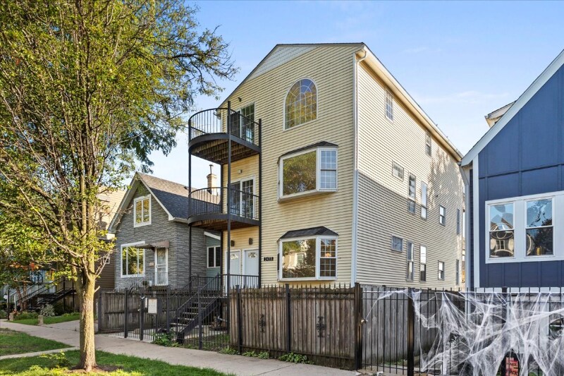 2433 W Fletcher St in Chicago, IL - Building Photo