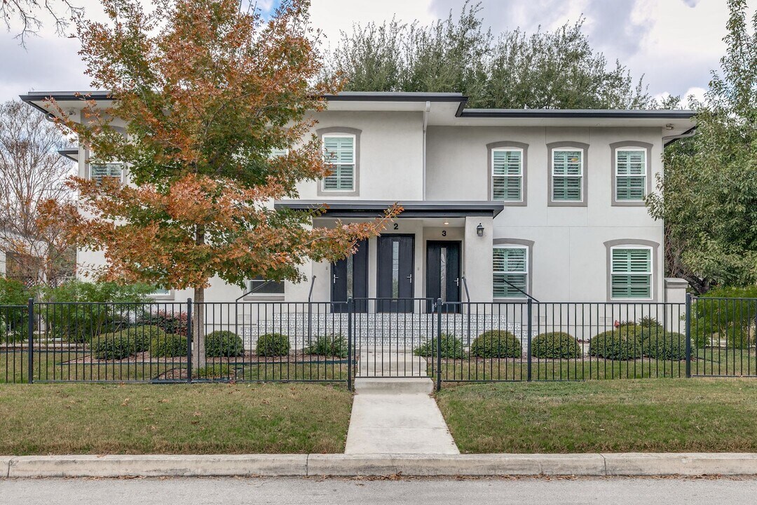 488 E Olmos Dr in San Antonio, TX - Building Photo