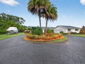 724 NW Spruce Ridge Dr in Stuart, FL - Building Photo - Building Photo