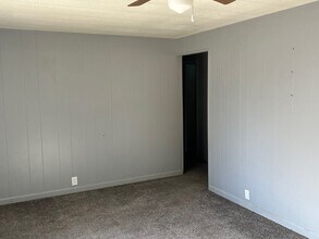 1201 Manchester Ave in Newton, KS - Building Photo - Building Photo