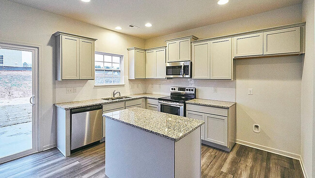 Room in House on N Great White Way in Clayton, NC - Building Photo - Building Photo