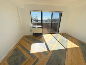 2112 Queen St E in Toronto, ON - Building Photo - Building Photo