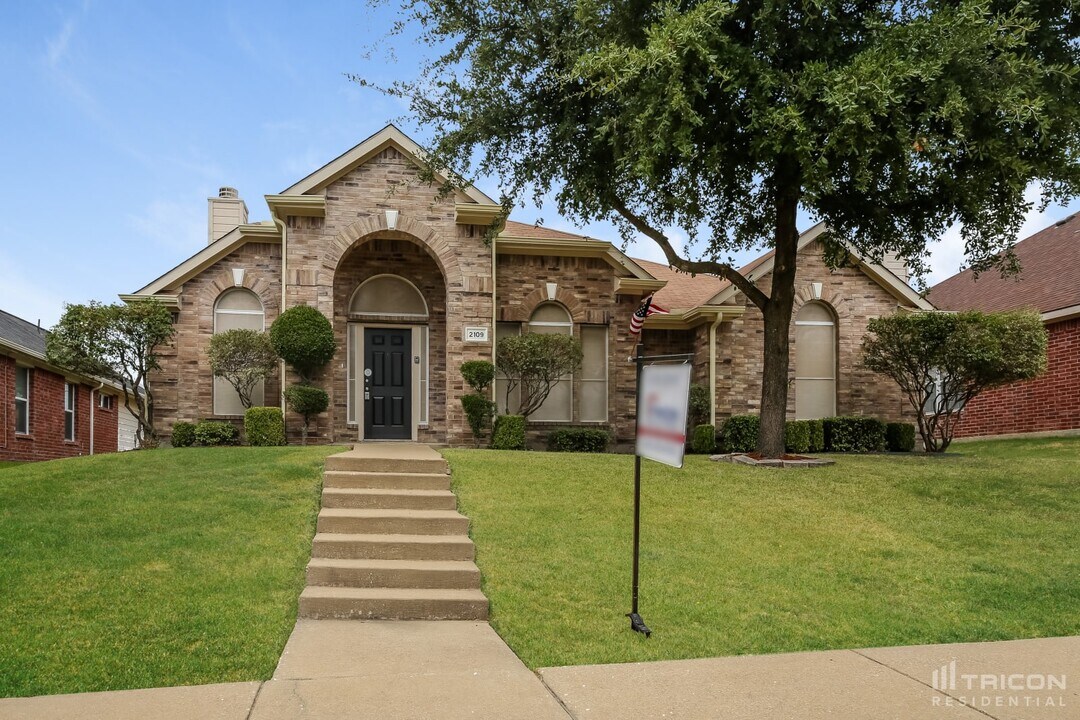 2109 Pecan Creek Dr in Mesquite, TX - Building Photo