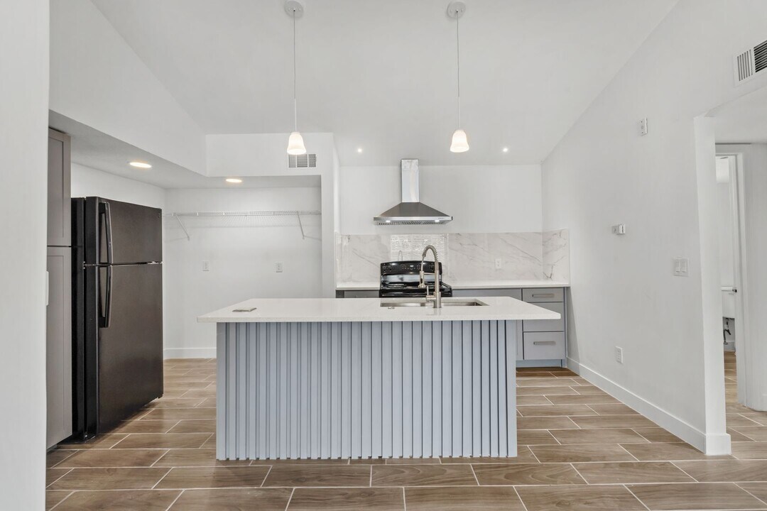 5725 Gatlin Ave in Orlando, FL - Building Photo