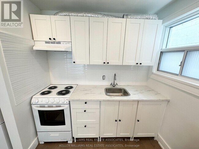 237-237 Lakeshore Rd E in Mississauga, ON - Building Photo - Building Photo