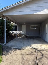 1610 Oak St SE in Albany, OR - Building Photo - Building Photo