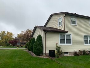 160 Brandy Brook Ln in Rochester, NY - Foto de edificio - Building Photo