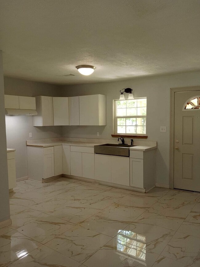 property at 1916 Las Palmas Dr