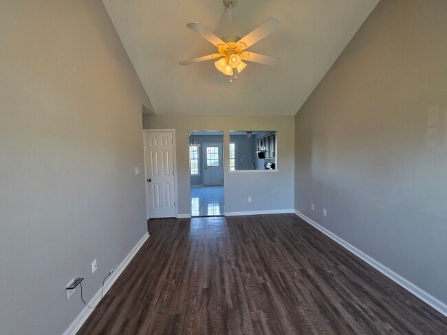 704 Carbondale Dr in Oak Grove, KY - Building Photo - Building Photo