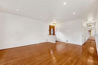 9410 Lawler Ave in Skokie, IL - Foto de edificio - Building Photo