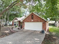 172 Kahana Ln in Bastrop, TX - Foto de edificio - Building Photo