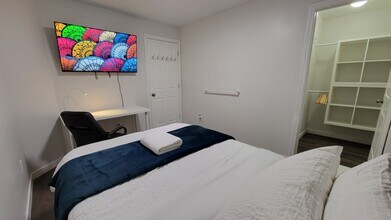 8029 240th St SW in Edmonds, WA - Foto de edificio - Building Photo