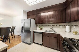 104 Cricket Ln in Woodbridge, NJ - Building Photo - Building Photo