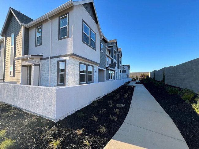 3050 Lupita Pepper Walk in Sacramento, CA - Foto de edificio - Building Photo