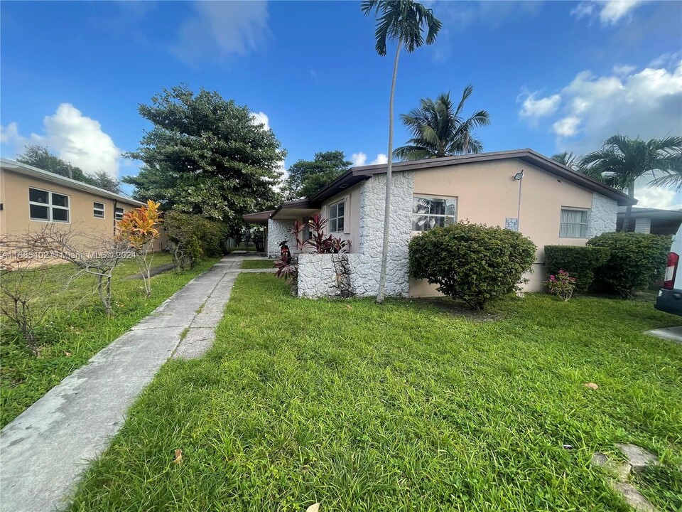 1465 NE 118th Terrace in Miami, FL - Building Photo