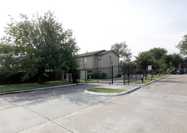 Twin Oaks in Pasadena, TX - Building Photo - Building Photo