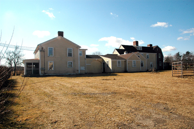 122 Old Ayer Rd in Groton, MA - Building Photo - Building Photo