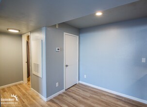 201 Mission Laguna Ln in Las Vegas, NV - Building Photo - Building Photo