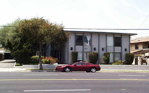 517 S Euclid St in La Habra, CA - Foto de edificio - Building Photo