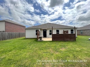 1809 West Antler Way in Mustang, OK - Building Photo - Building Photo