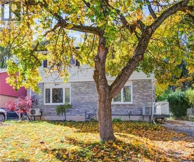 10 Innes Pl in Woodstock, ON - Building Photo - Building Photo