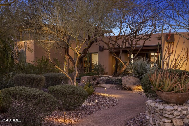 7423 N 62nd St in Paradise Valley, AZ - Foto de edificio - Building Photo