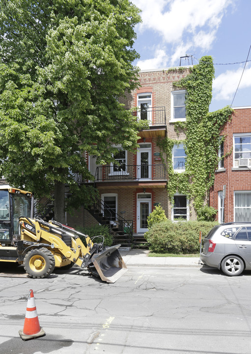 27 3e in Montréal, QC - Building Photo