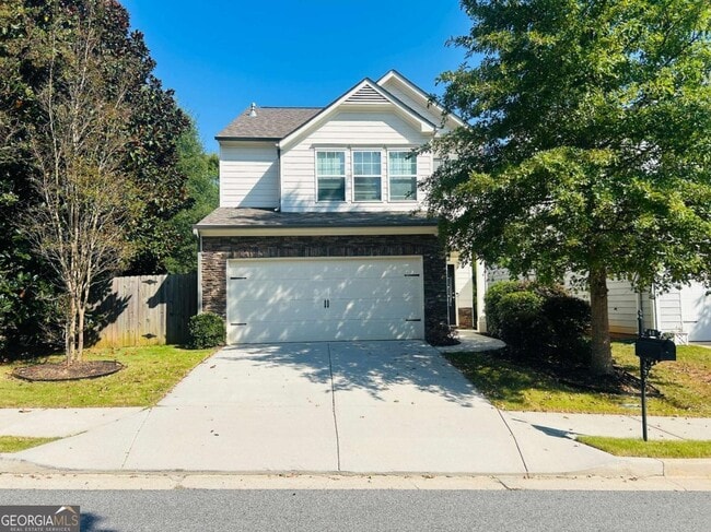 property at 40 Newnan Lakes Dr