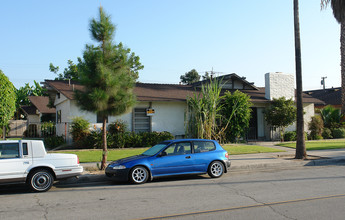 2109 E Almont Ave in Anaheim, CA - Foto de edificio - Building Photo