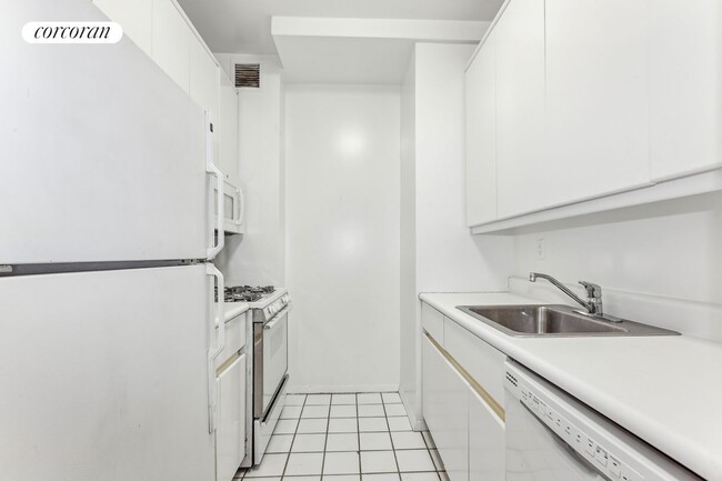 200 E 69th St in New York, NY - Building Photo - Building Photo