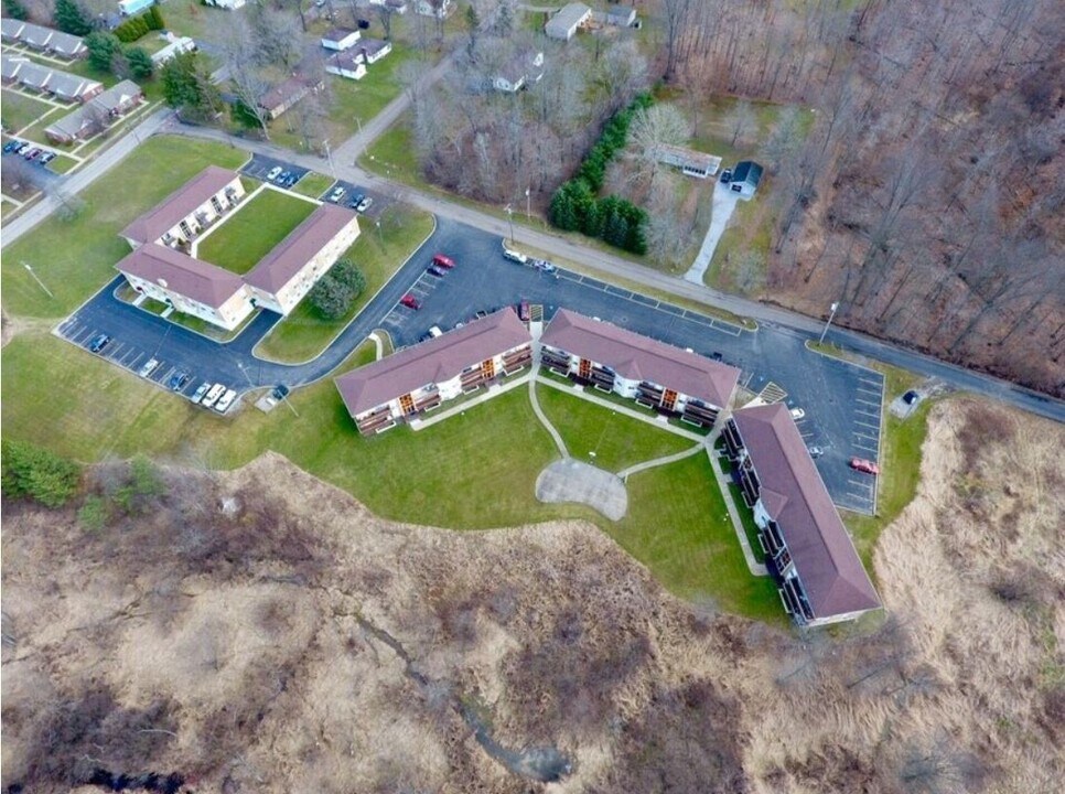 25 Camelot Dr in Columbiana, OH - Building Photo