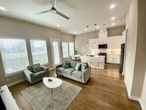 303 Queen Sude Ln in Houston, TX - Building Photo - Building Photo