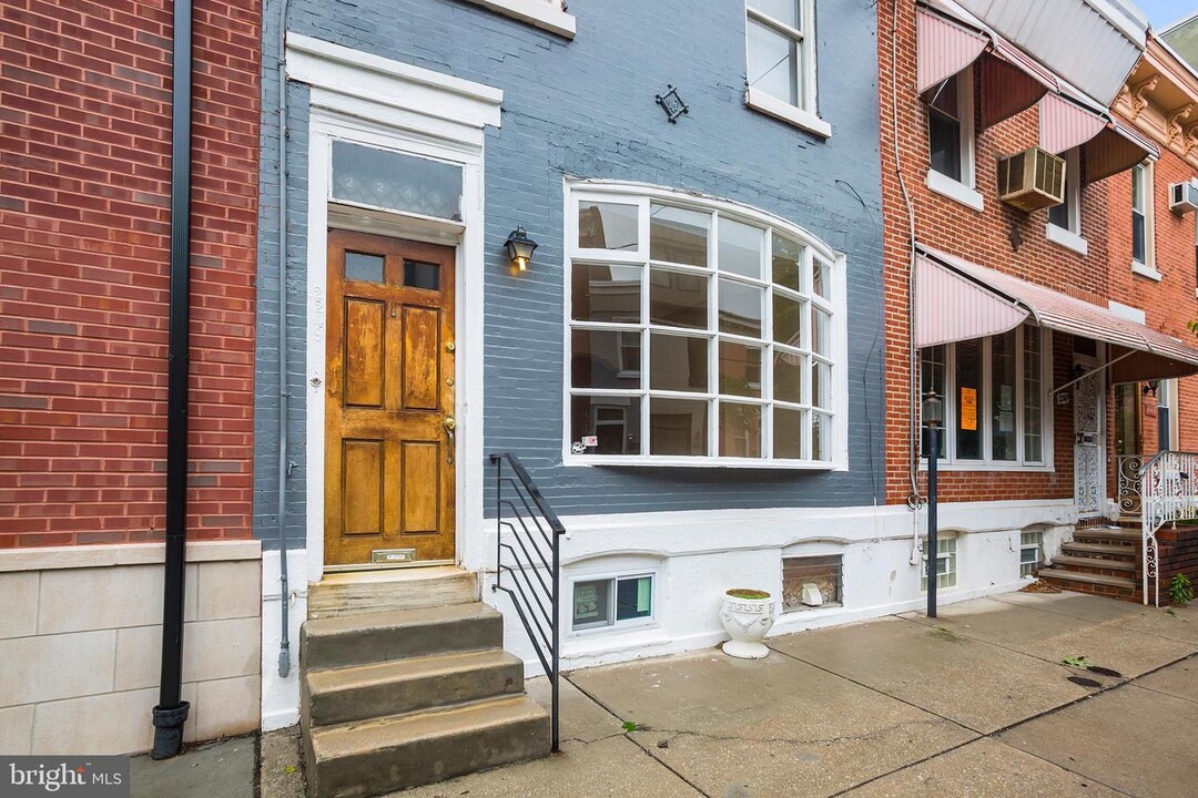 2249 Catharine St in Philadelphia, PA - Building Photo