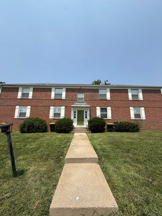 8608 Countryshire Ln in Kansas City, MO - Building Photo