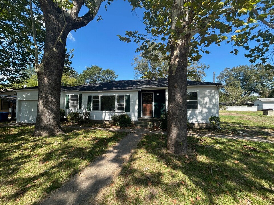 1013 Carbon Ave in Hartshorne, OK - Building Photo