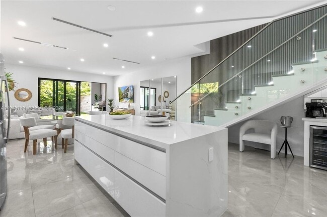 325 SW 16th St in Fort Lauderdale, FL - Foto de edificio - Building Photo