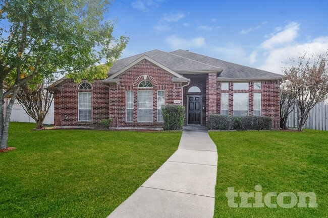 1362 Meadow Creek Dr in Lancaster, TX - Building Photo - Building Photo