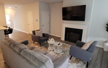 Room in Townhome on Shaffer Ct in Union City, GA - Building Photo - Building Photo