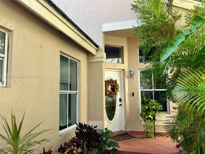 105 W Bayridge Dr in Weston, FL - Building Photo - Building Photo