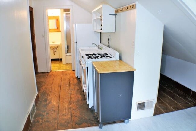 608 1/2 Ronalds St in Iowa City, IA - Building Photo - Building Photo