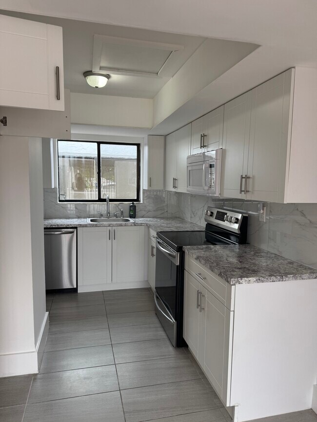 8273 NW 36th St in Sunrise, FL - Building Photo - Building Photo