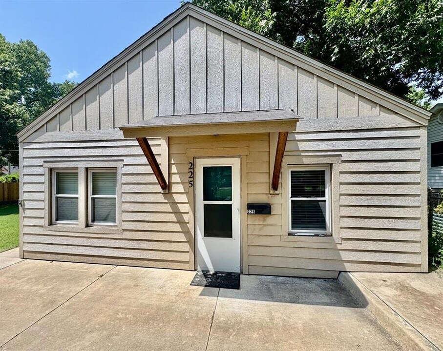 225 E 5th St in Edmond, OK - Building Photo