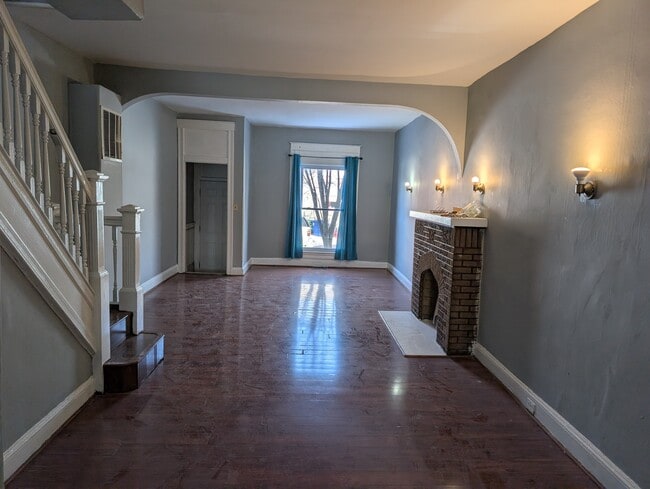 2409 McElderry St in Baltimore, MD - Foto de edificio - Building Photo