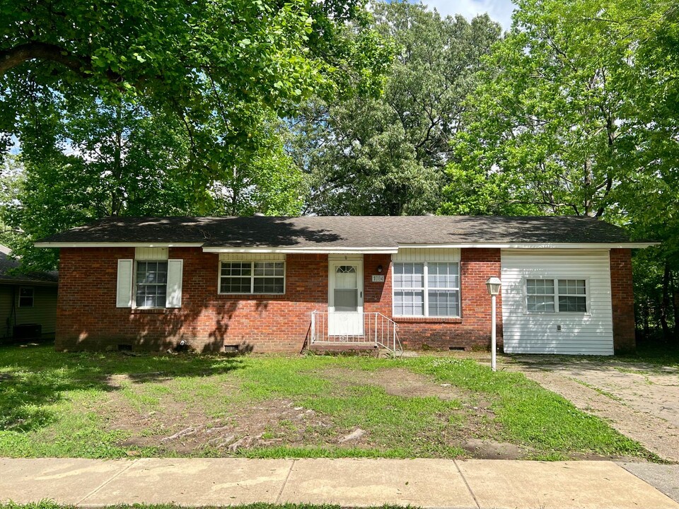 1004 Hester St in Jonesboro, AR - Building Photo