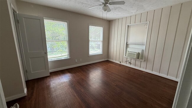 property at 4420 Roseland St