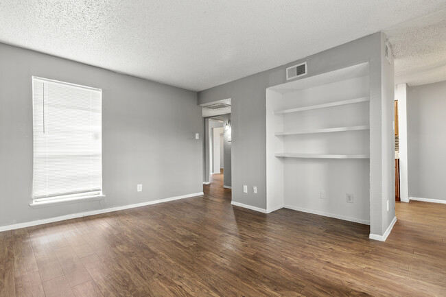 Carriage House in Arlington, TX - Building Photo - Interior Photo