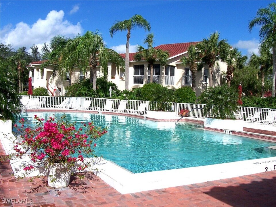 107 Tuscana Ct in Naples, FL - Foto de edificio