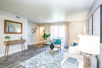 St. Lucia Apartment Homes in Las Vegas, NV - Foto de edificio - Building Photo